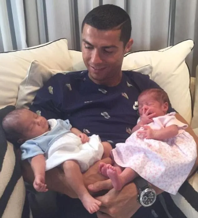 Ronaldo và con trai hân hoan chào đón 'công chúa 'Alana Martina vừa chào đời - Bóng Đá