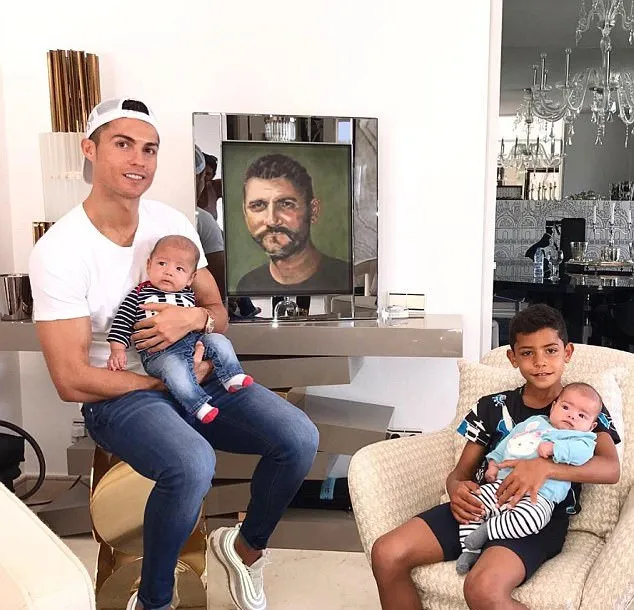 Ronaldo và con trai hân hoan chào đón 'công chúa 'Alana Martina vừa chào đời - Bóng Đá