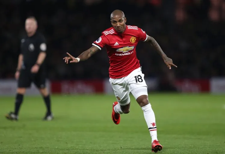 Mourinho sửng sốt với siêu phẩm đá phạt của Ashley Young - Bóng Đá