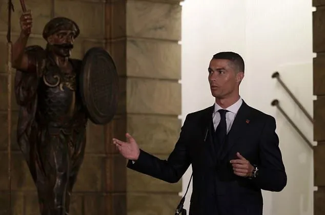 Ronaldo và đồng đội bảnh bao diện kiến tổng thống Bồ Đào Nha - Bóng Đá