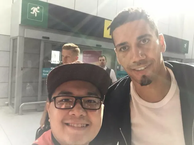 Chris Smalling khoe hình ảnh đá cầu tại Việt Nam - Bóng Đá