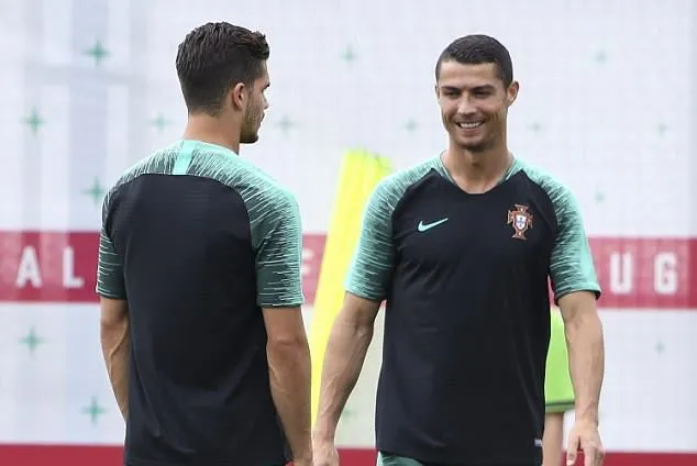 Ronaldo cười 'nham nhở' rồi tát yêu Quaresma - Bóng Đá