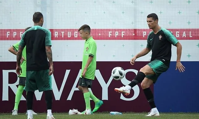 Ronaldo cười 'nham nhở' rồi tát yêu Quaresma - Bóng Đá