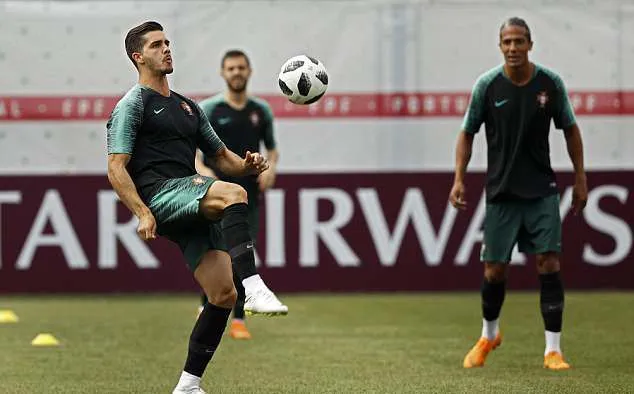 Ronaldo cười 'nham nhở' rồi tát yêu Quaresma - Bóng Đá