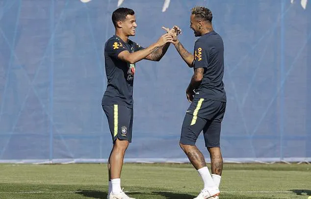 Neymar khổ sở với màn 'búng tai'  - Bóng Đá