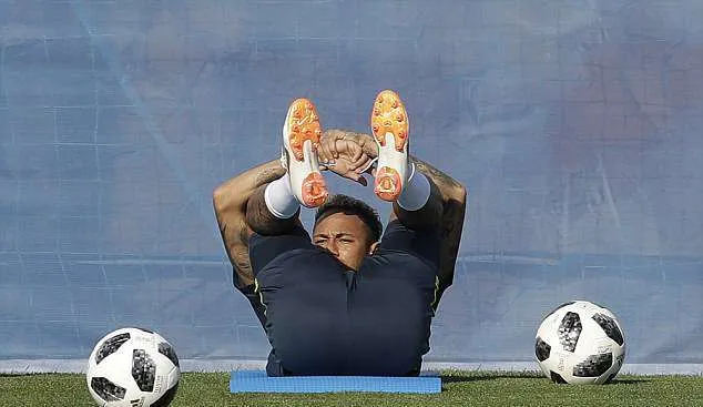 Neymar khổ sở với màn 'búng tai'  - Bóng Đá