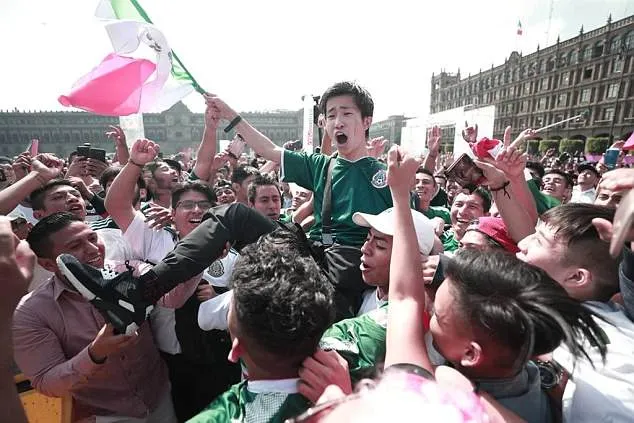 Fan Mexico bồng bế fan Hàn Quốc thay cho lời cảm ơn - Bóng Đá