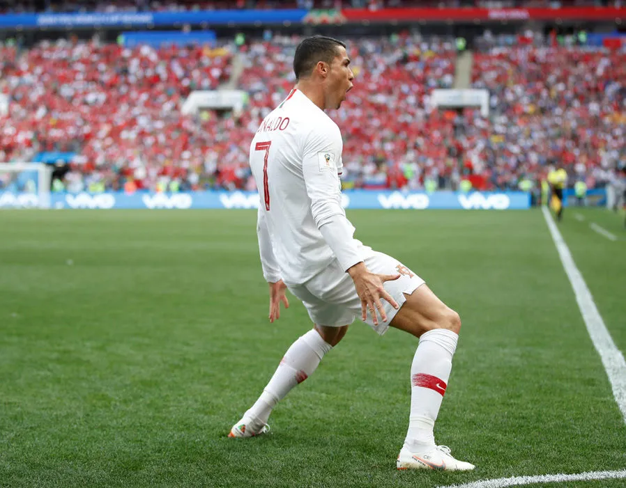 Đá tệ ở World Cup, Messi vẫn luôn xuất sắc hơn Ronaldo - Bóng Đá