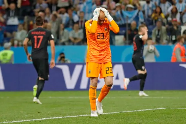 Messi phản ứng thế nào với sai lầm tai hại của Caballero? - Bóng Đá