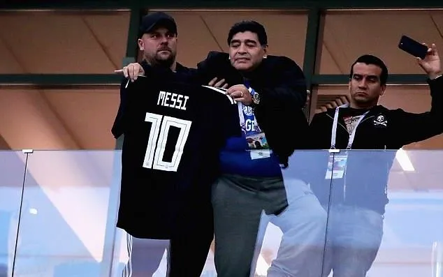 Muôn vàn sắc thái của Diego Maradona trên khán đài - Bóng Đá