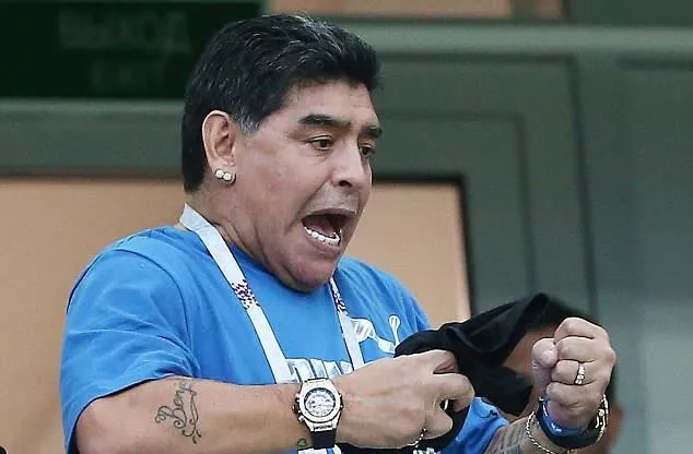 Muôn vàn sắc thái của Diego Maradona trên khán đài - Bóng Đá