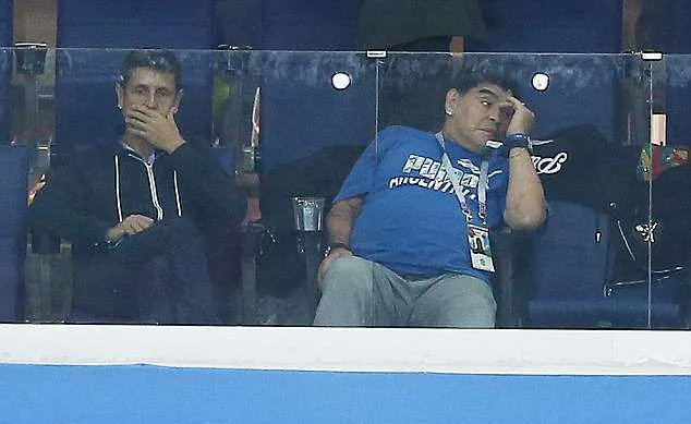 Muôn vàn sắc thái của Diego Maradona trên khán đài - Bóng Đá