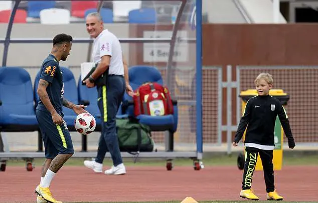 Con trai Neymar tới sân  - Bóng Đá