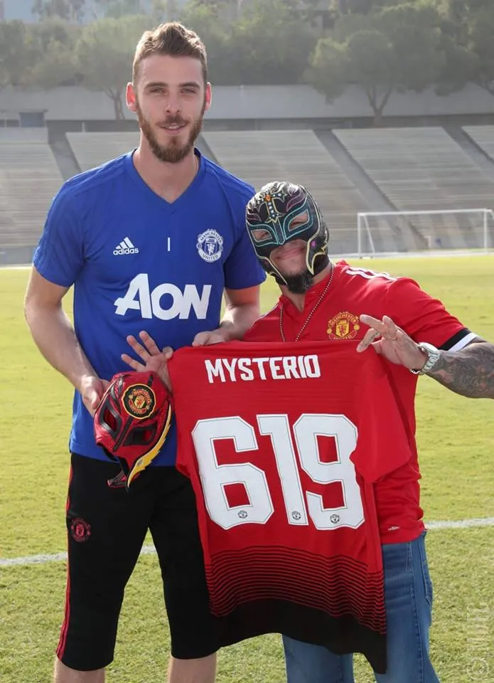 Siêu sao WWE Rey Mysterio mang mặt nạ đột nhập nơi tập luyện của Man Utd - Bóng Đá
