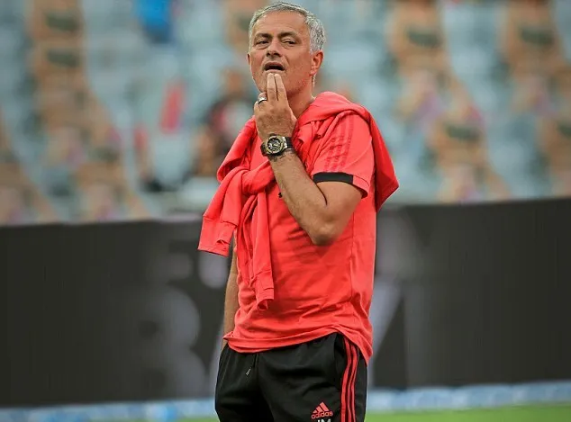 HLV Mourinho lộ rõ vẻ căng thẳng trước giờ G - Bóng Đá