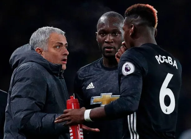 Cầu thủ Man Utd phản ứng thế nào khi Mourinho trừng phạt Pogba? - Bóng Đá