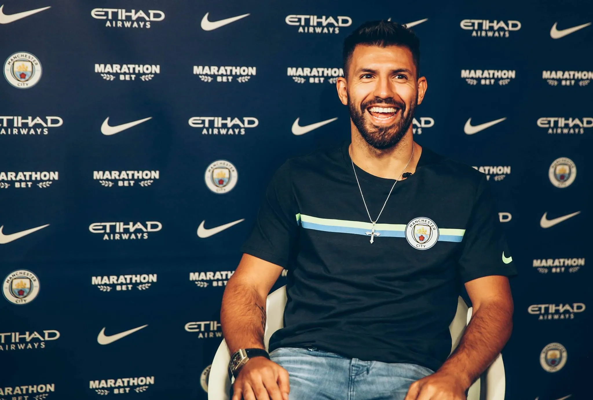 Nhận lương 220.000 bảng/tuần, Aguero cười tươi rói - Bóng Đá