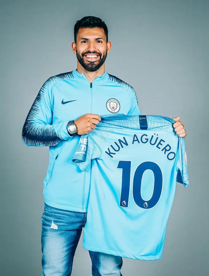 Nhận lương 220.000 bảng/tuần, Aguero cười tươi rói - Bóng Đá