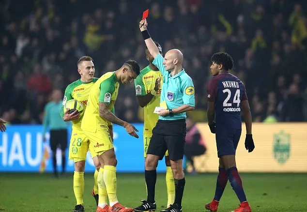 Trọng tài ngáng chân cầu thủ Nantes bị đình chỉ - Bóng Đá