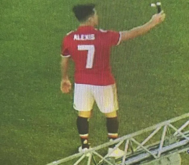 Lộ ảnh Alexis Sanchez mặc áo số 7 của Man Utd - Bóng Đá