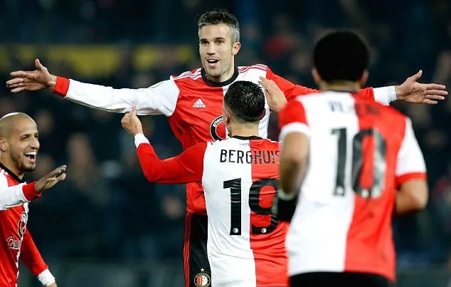 Van Persie ghi bàn đầu tiên trong lần trở lại Feyenoord - Bóng Đá