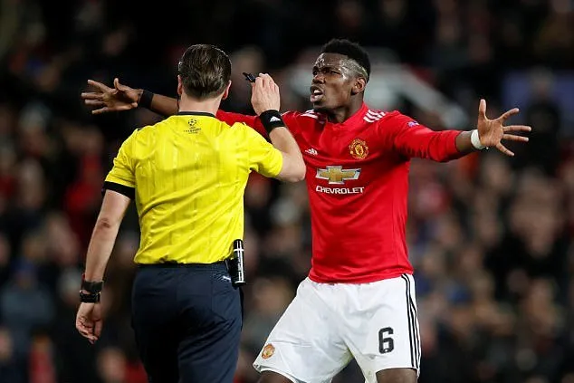 Paul Pogba cứ như cậu học trò - Bóng Đá