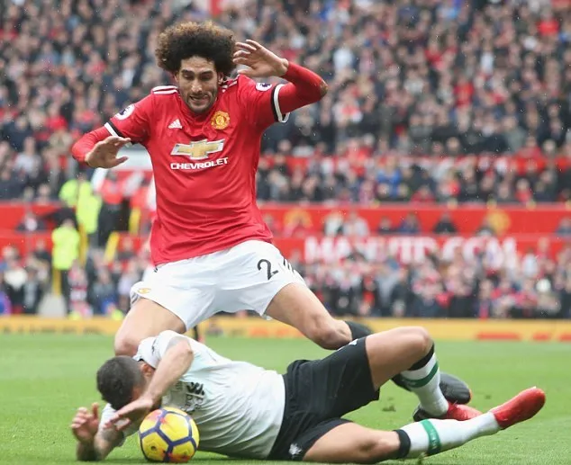 Hình ảnh khó đỡ của Marouane Fellaini trên tạp chí - Bóng Đá