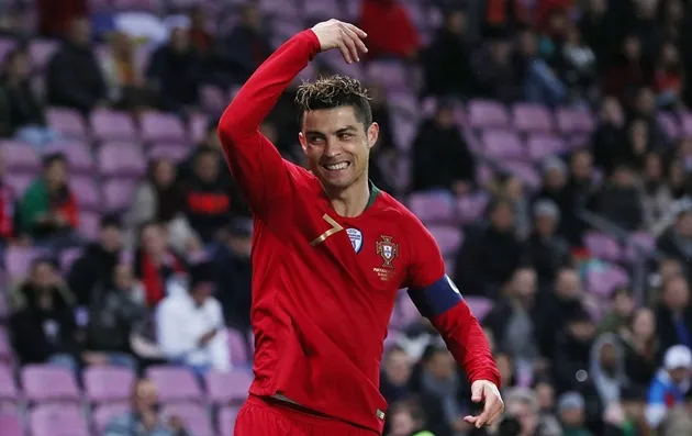 Fan cuồng vào sân 'âu yếm' Cristiano Ronaldo - Bóng Đá