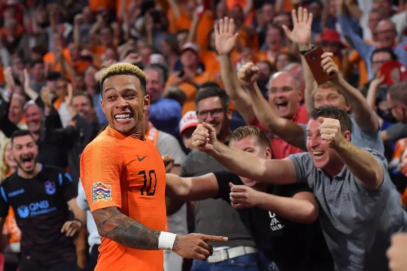 Fan MU kêu gọi mua Depay - Bóng Đá