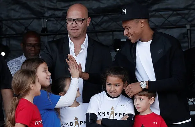 Mbappe được chào đón - Bóng Đá