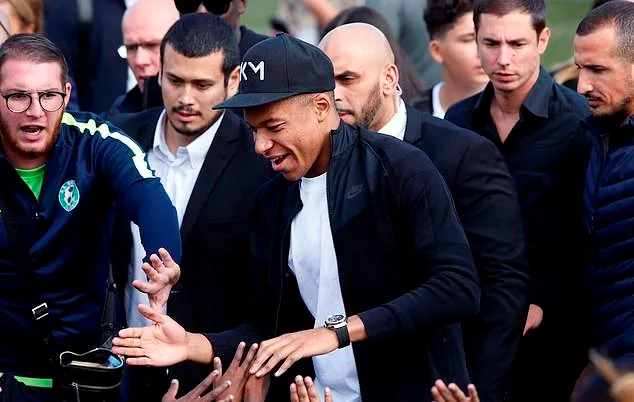 Mbappe được chào đón - Bóng Đá