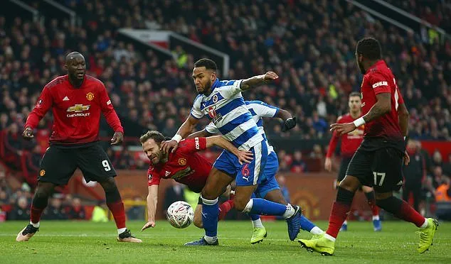 Quay chậm bàn thắng từ chấm penalty gây tranh cãi của Man Utd - Bóng Đá