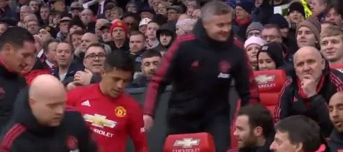 Bị thay ra, Sanchez giành luôn ghế của Solskjaer - Bóng Đá