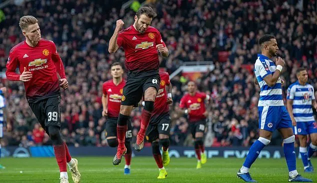 Quay chậm bàn thắng từ chấm penalty gây tranh cãi của Man Utd - Bóng Đá