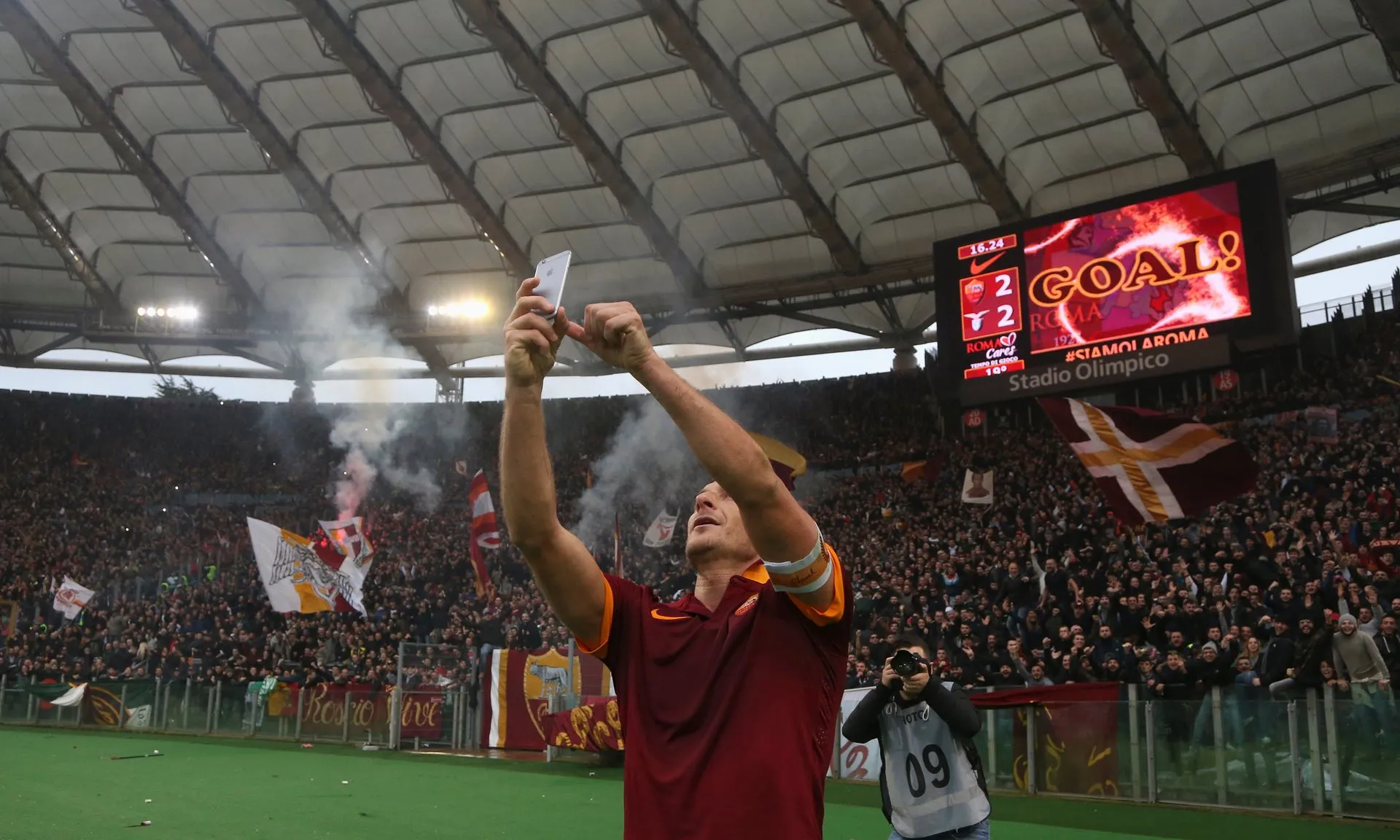 Những khoảnh khắc ấn tượng của Totti trong các trận derby thành Rome - Bóng Đá
