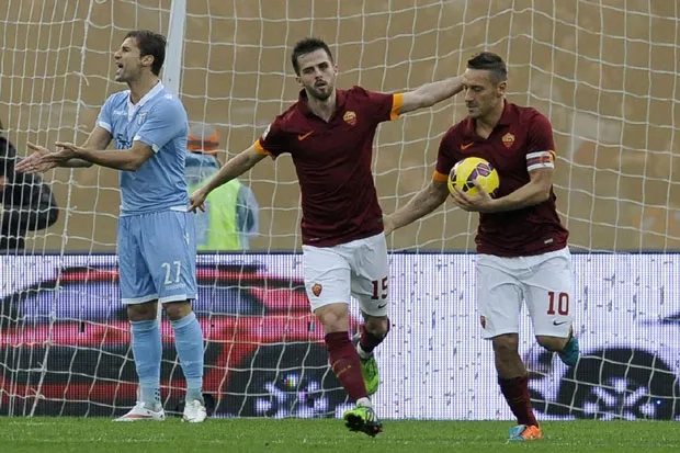 Những khoảnh khắc ấn tượng của Totti trong các trận derby thành Rome - Bóng Đá