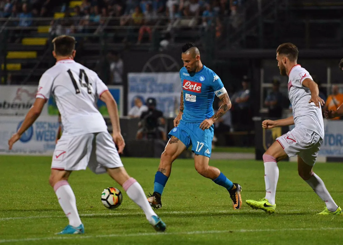 Thăng hoa 10 phút cuối, Napoli vượt qua đội bóng Serie B - Bóng Đá