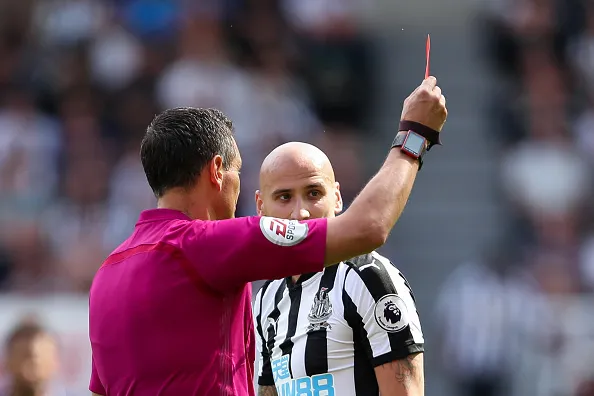 Newcastle 0-2 Tottenham: Chiếc thẻ đỏ tai hại - Bóng Đá
