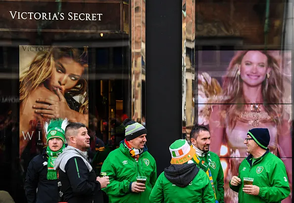 Đến Đan Mạch, CĐV CH Ireland 'quậy tưng' Victoria's Secret - Bóng Đá