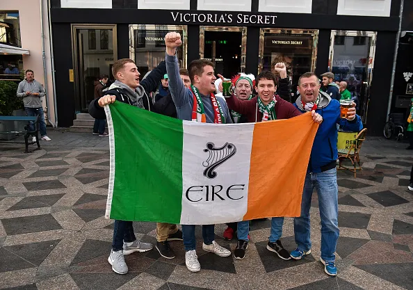 Đến Đan Mạch, CĐV CH Ireland 'quậy tưng' Victoria's Secret - Bóng Đá