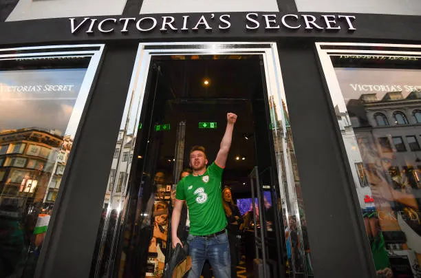 Đến Đan Mạch, CĐV CH Ireland 'quậy tưng' Victoria's Secret - Bóng Đá