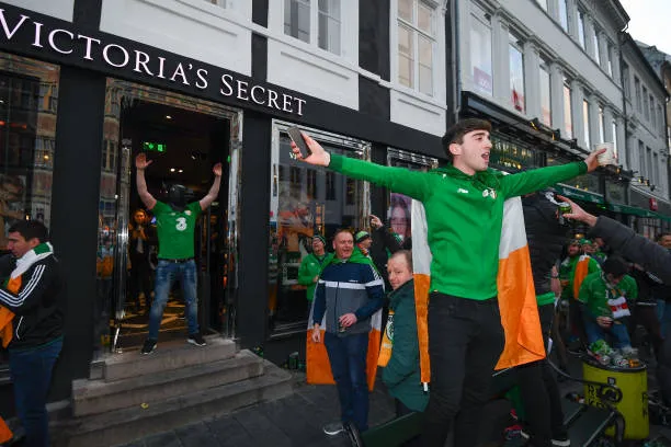 Đến Đan Mạch, CĐV CH Ireland 'quậy tưng' Victoria's Secret - Bóng Đá