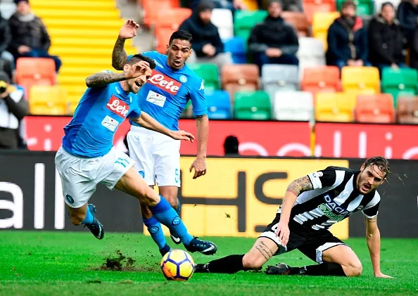 Napoli lấy lại ngôi đầu trong ngày 'Thánh pen' hỏng pen - Bóng Đá