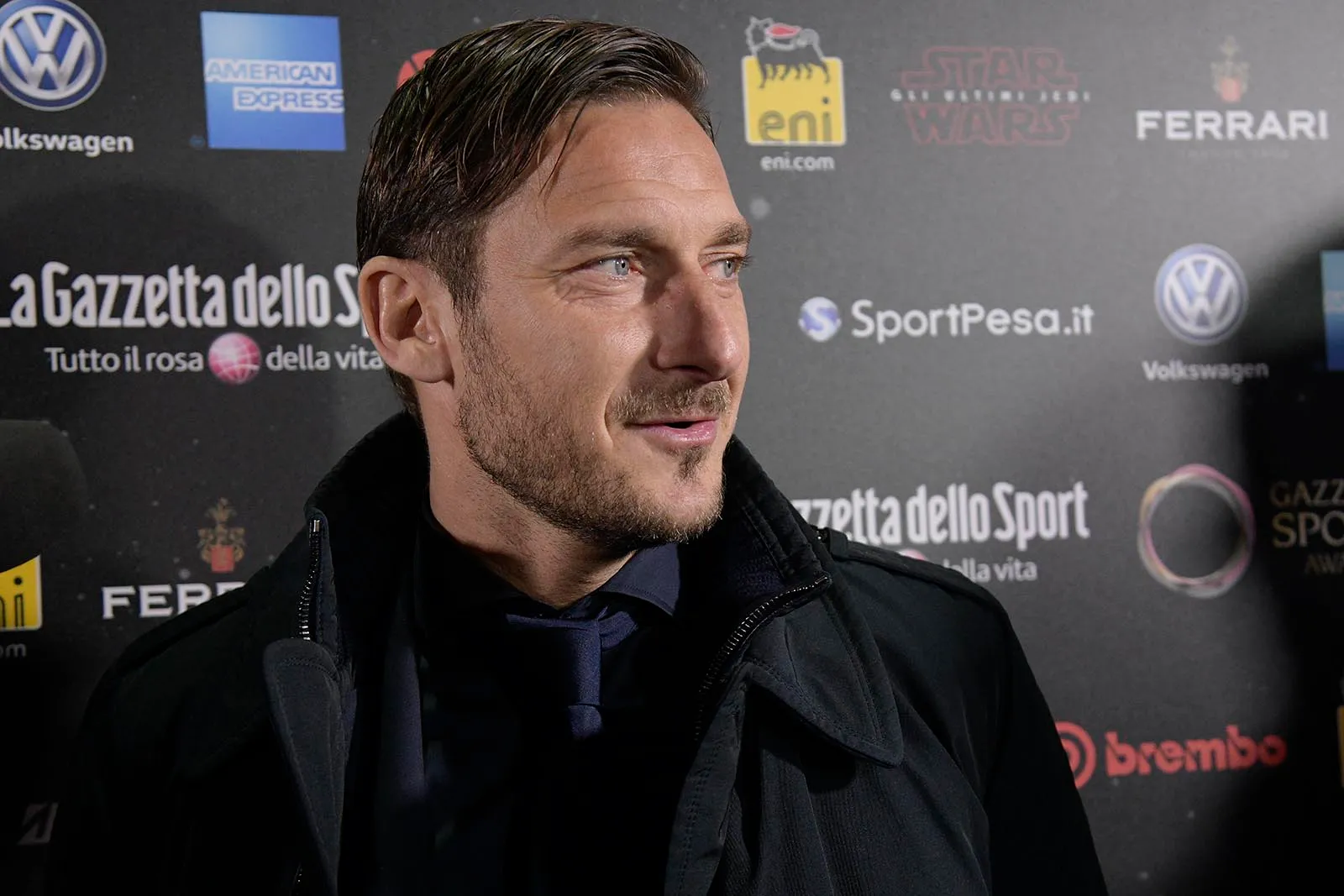 Totti hội ngộ Buffon trong ngày được vinh danh 'huyền thoại' - Bóng Đá