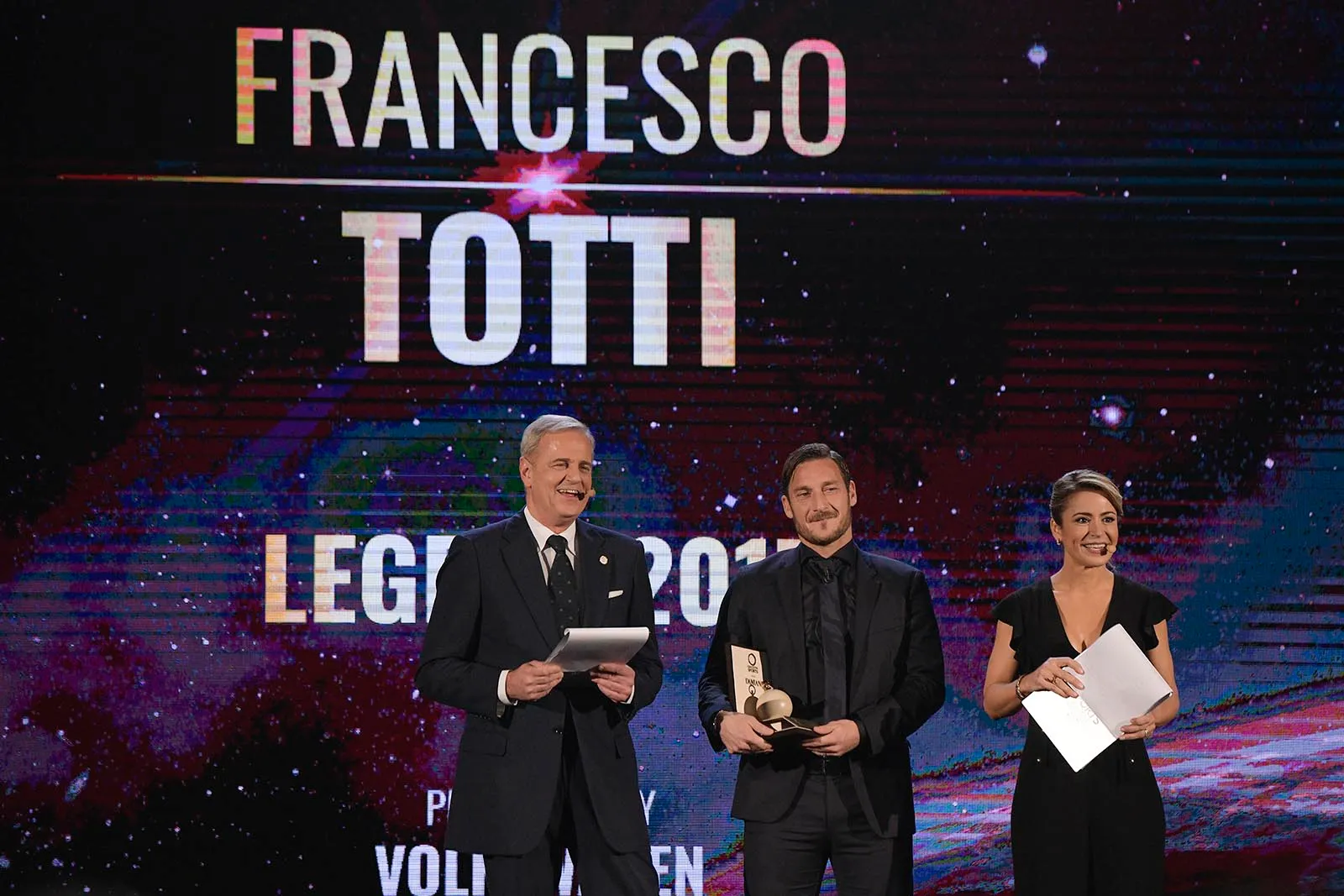 Totti hội ngộ Buffon trong ngày được vinh danh 'huyền thoại' - Bóng Đá