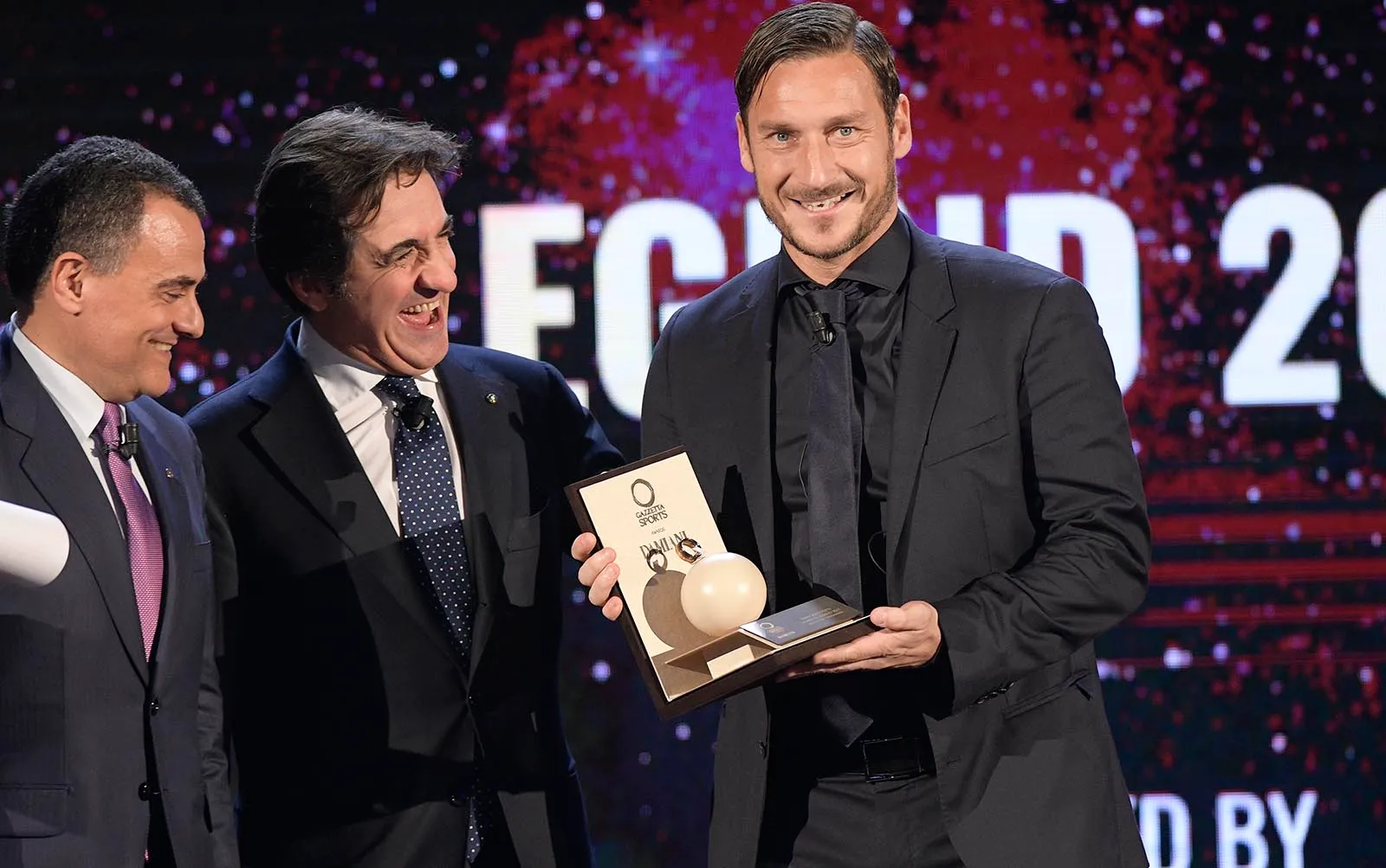 Totti hội ngộ Buffon trong ngày được vinh danh 'huyền thoại' - Bóng Đá