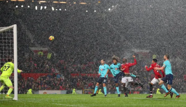 Mưa như trút nước trong khoảnh khắc Lukaku phá lưới Bournemouth - Bóng Đá