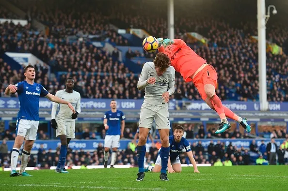 Pickford 'bay như chim', Conte lắc đầu ngao ngán - Bóng Đá