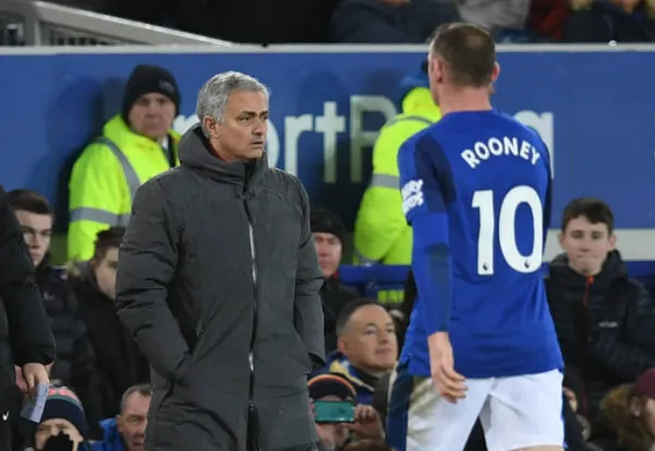 Rooney bước ngang, Mourinho xem như người vô hình - Bóng Đá