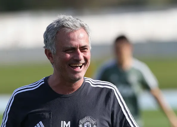 Mourinho cùng học trò phấn khích tột độ tại Dubai - Bóng Đá